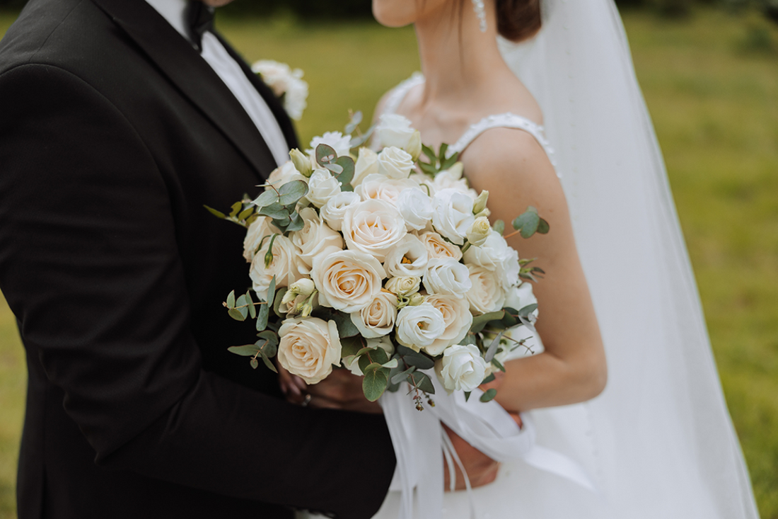 Blossoms & Vows: A Romantic Guide to Perfect Wedding Flowers